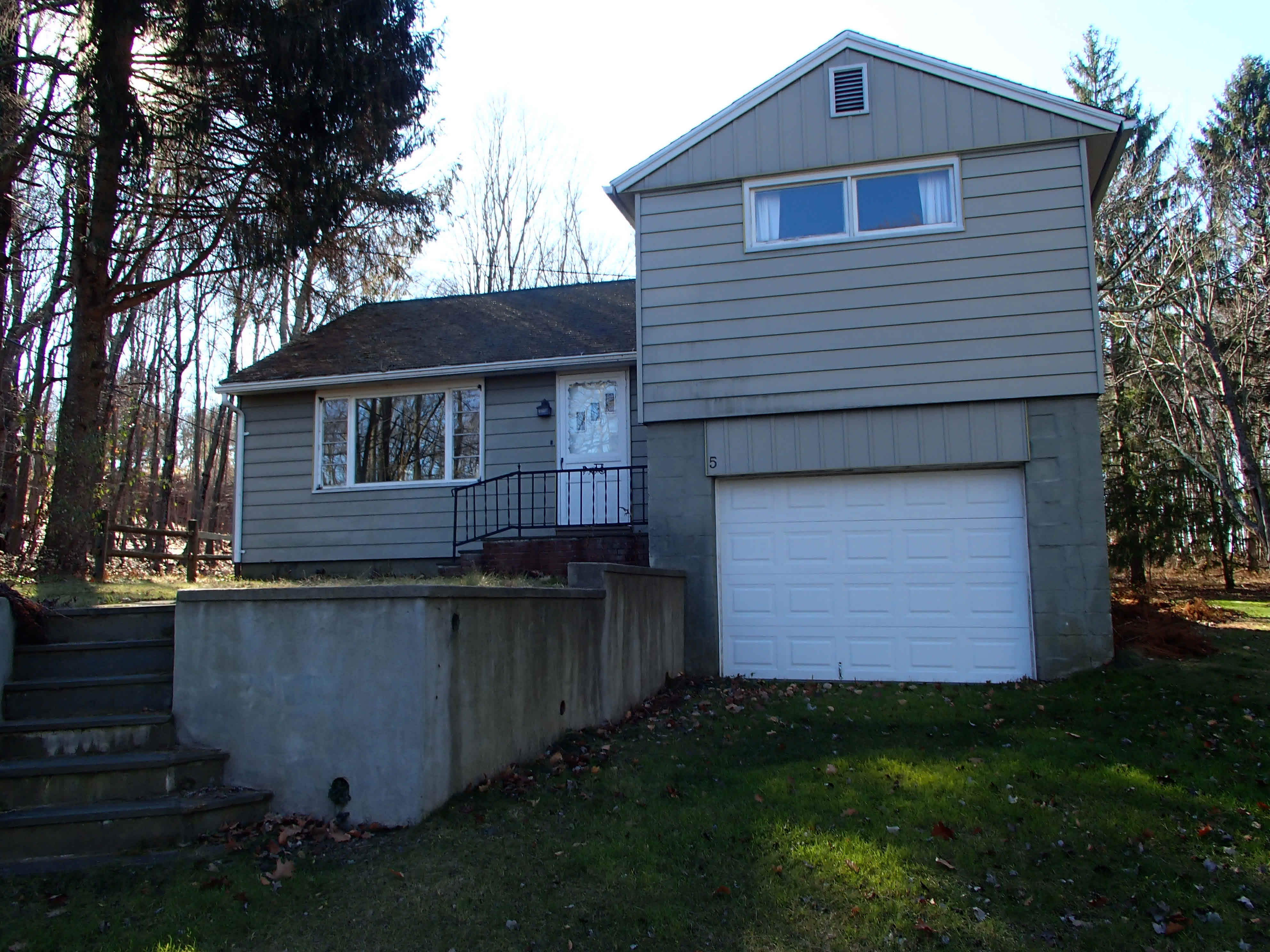 Building photograph for 255 HUT HILL RD